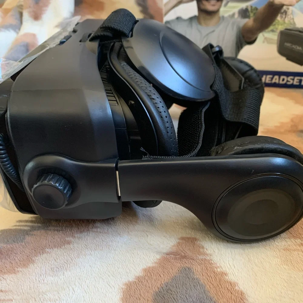 Arcadia Virtual Reality Headset w built in headphones